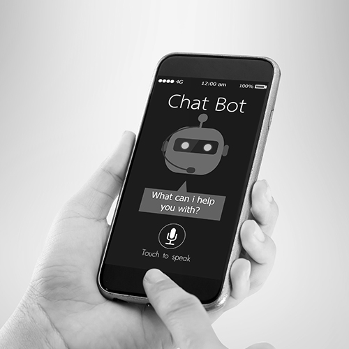 Una persona conversa con un chatbot a través de su móvil.