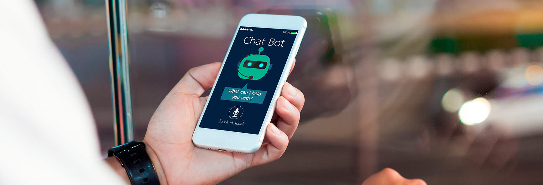 Un usuario mantiene una conversación con un chatbot a través de su teléfono móvil.